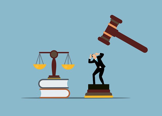 Баланс и гълъб на правосъдието с съдебна мивка и символи на съдебната власт.