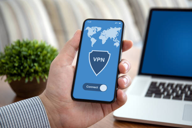 Мъж държи смартфон с VPN приложение за онлайн защита и поверителност.