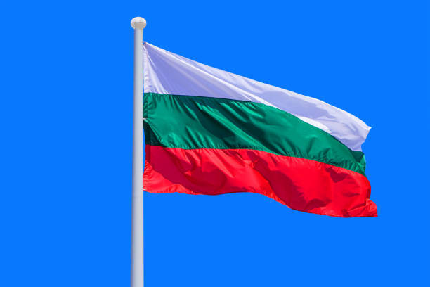Българското национално знаме с хоризонтални бели, зелени и червени ленти, развято в синьо небе.